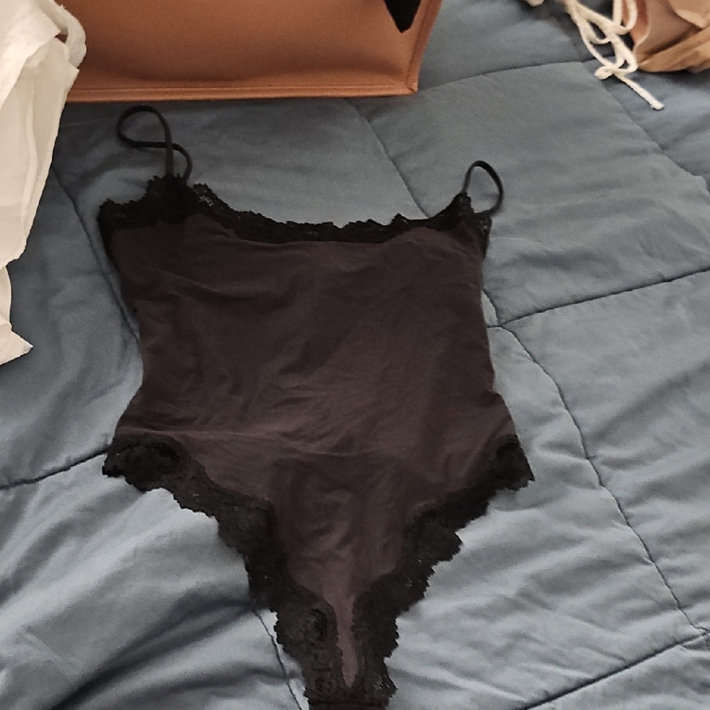 SKIMS FITS EVERYBODY LACE  AMI BODYSUIT